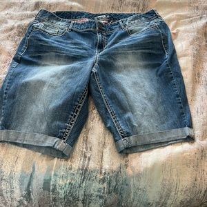 M Jeans by Maurice’s Women’s Classic Mid Rise 8in Bermuda Short